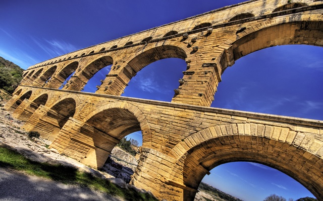 Khám phá vẻ đẹp kì vĩ của cầu Pont du Gard khi đi du lịch Pháp